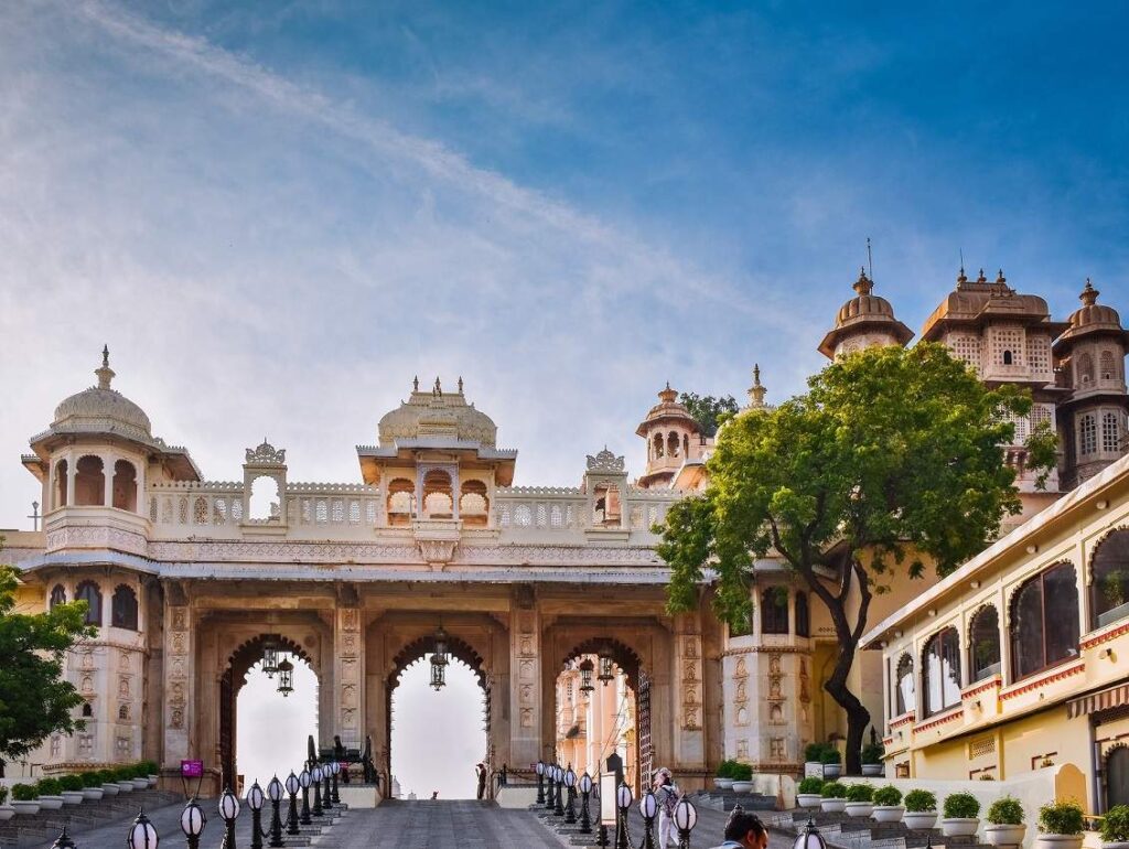 Udaipur • Deogarh Mahal | Palais, lac Pichola et immersion villageoise